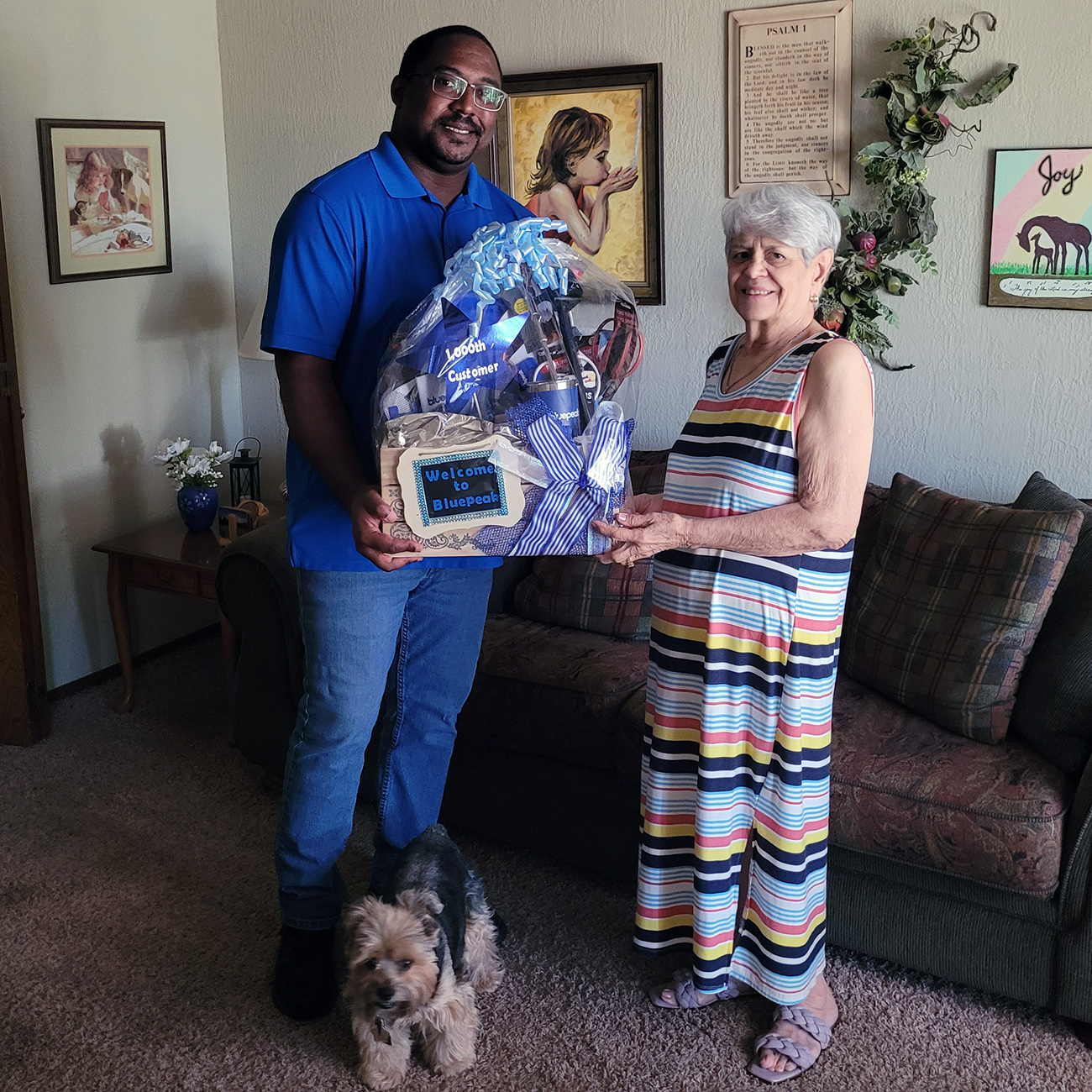 Joy Howeth, pictured with Field Operations Manager Dupree Walker, became Bluepeak’s 1,000th subscriber in Lawton, Oklahoma, on Friday, June 9, 2023.